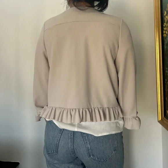 Beige Ruffle Blazer Jacket / Size 2 US - Picture 4 of 6